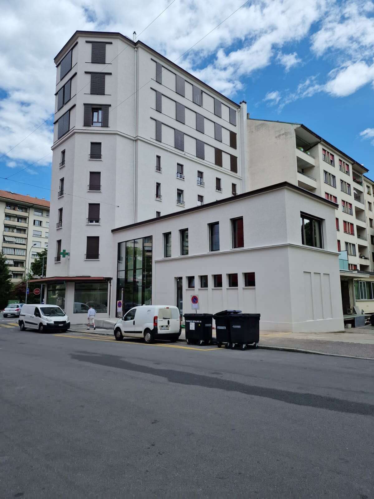 Façade d'immeuble en ville de Genève avec rez commercial après ravalement